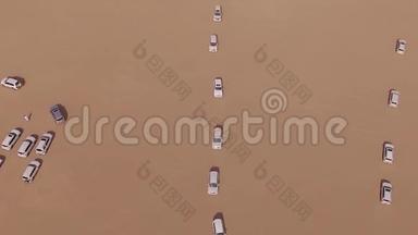 旅行吉普车。 沙漠的越野摄影。 吉普车在沙漠中行驶。 库存。
